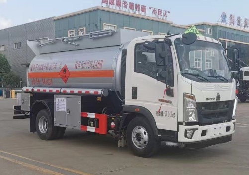 重汽豪沃6.6方易燃液體罐式運輸車
