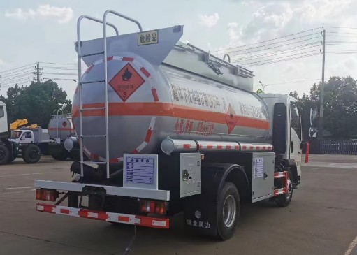 重汽豪沃6.6方易燃液體罐式運輸車