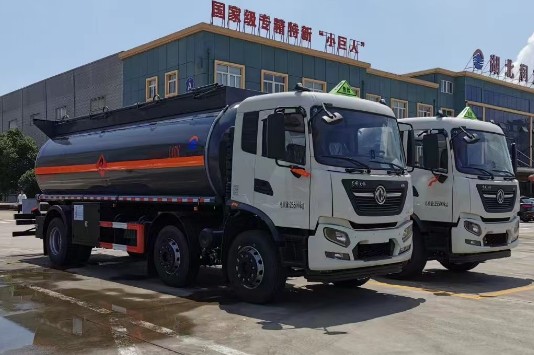東風(fēng)天錦小三軸19.9方易燃液體罐式運(yùn)輸車