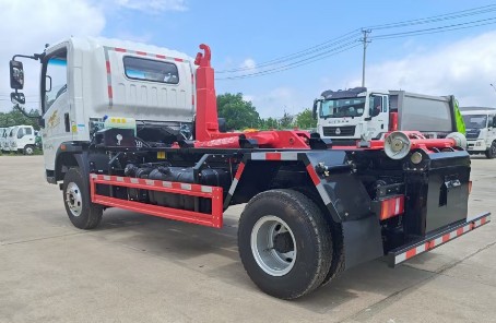 重汽豪曼藍(lán)牌重載勾臂垃圾車_勾臂垃圾車生產(chǎn)廠家