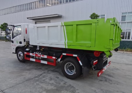 湖北大運翼途低頂勾臂垃圾車_藍牌勾臂垃圾車廠家